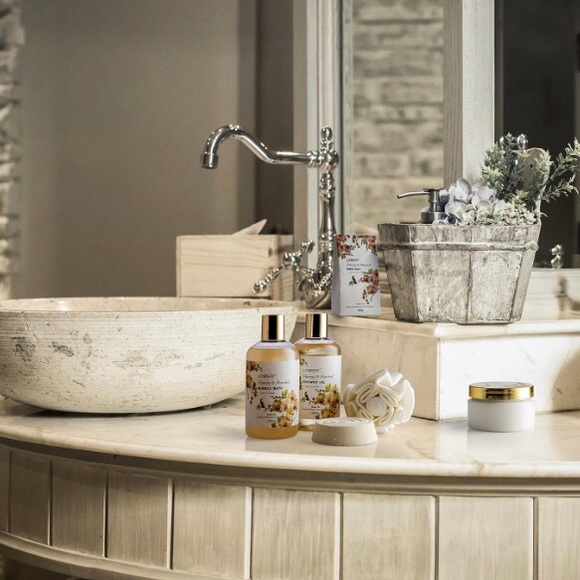 “Lovery” brand, 7 piece bath gift set in honey & almond scent -NWT - Picture 14 of 14